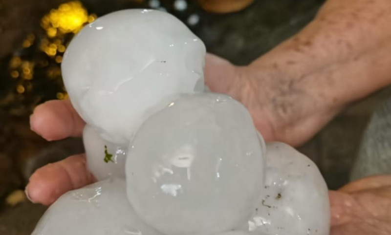 HEBOH! HUJAN ES SEBESAR BOLA TENIS GUYUR ASIA TENGGARA VIENTIANE