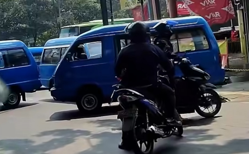 Jalur Flyover-Arjosari Ditutup Total,Puluhan Mikrolet Demo Tolak Trans Jatim