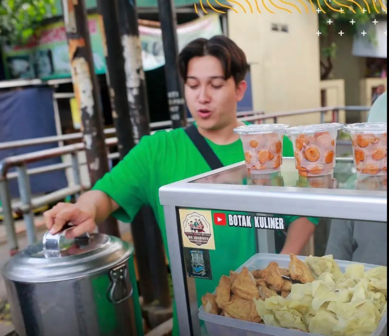 Viral! Dulu Artis FTV Ganteng Langganan Indosiar, Sidik Eduard Kini Buang Gengsi Jualan Cilok Rp1.000 di Pinggir Jalan Depok