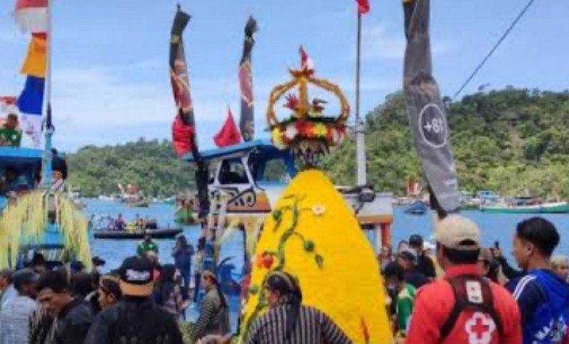 Tradisi Petik Laut Sendang Biru Malang Gelar Larung Sesaji Sebagai Ungkapan Syukur Nelayan