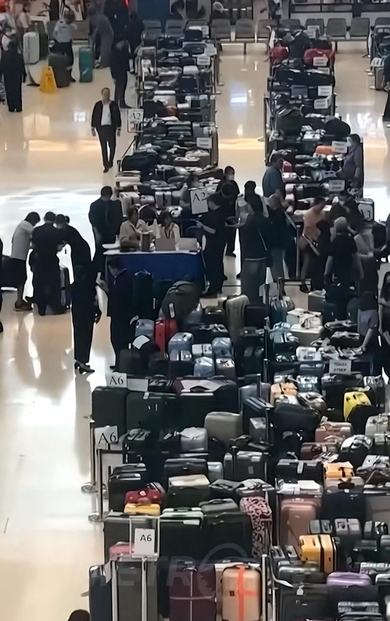 BANDARA BANGKOK KACAU, RIBUAN KOPER GELAR DI LANTAI, PENUMPANG NGAMUK