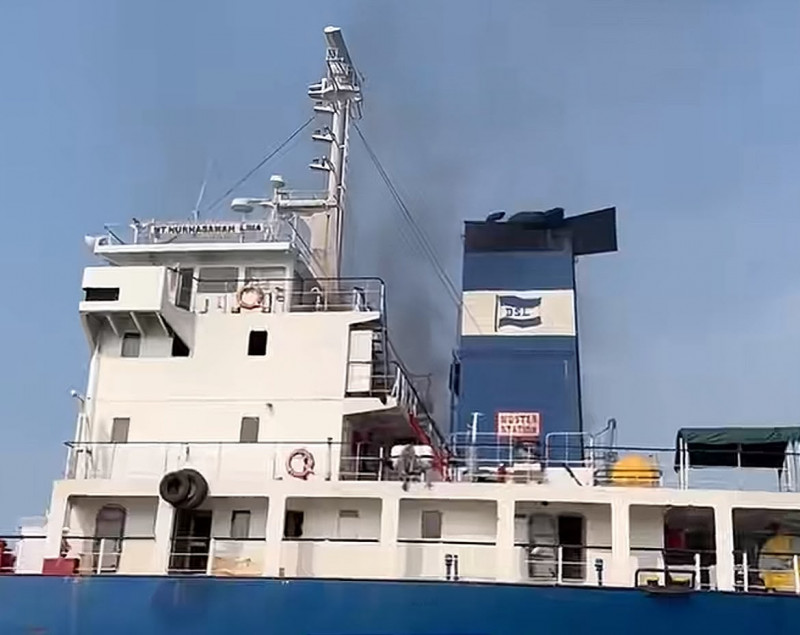 Kapal Tanker MT Nurhasanah Lima Terbakar di Perairan Jambi, 5 ABK Luka Bakar