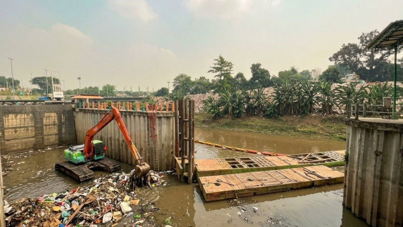 Ubah Pola Penanganan, Pemprov DKI Operasikan Sistem Pemilah Sampah Modern di 11 Sungai Perbatasan