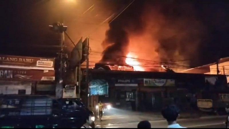 TOKO BANGUNAN TRANS HOME TERBAKAR, 2 KARYAWATI MENINGGAL DI DEKAT TANGGA