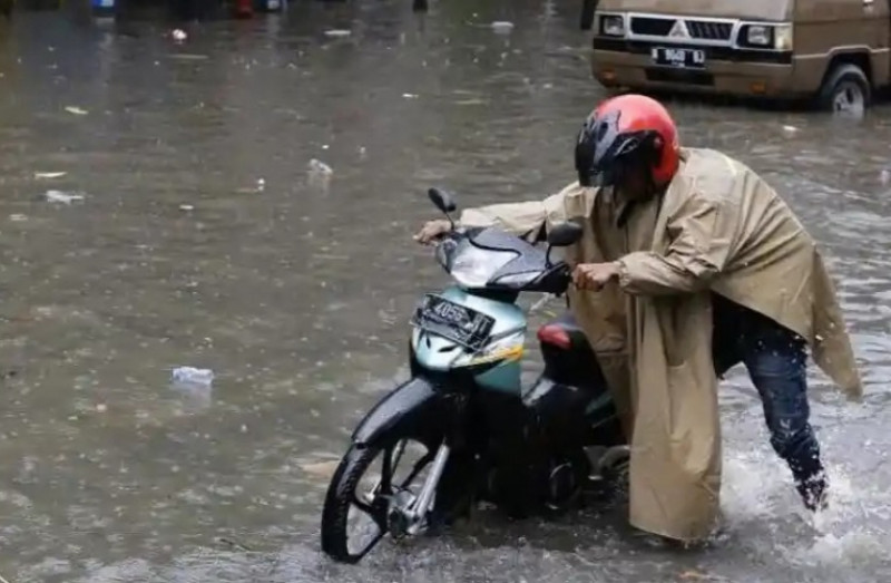 Cegah Banjir Sebelum Hujan,DLH Kota Malang Bersihkan Sampah Di Drainase!