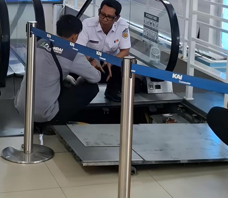 DETIK-DETIK ESKALATOR STASIUN DURI TIBA-TIBA MUNDUR, 12 PENUMPANG TERLUKA