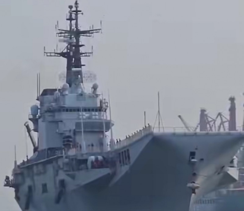 SEJARAH! Kapal Induk ITS Giuseppe Garibaldi Tiba di Dermaga 107 Tanjung Priok, Sambutan Meriah Lagu Si Jali-Jali
