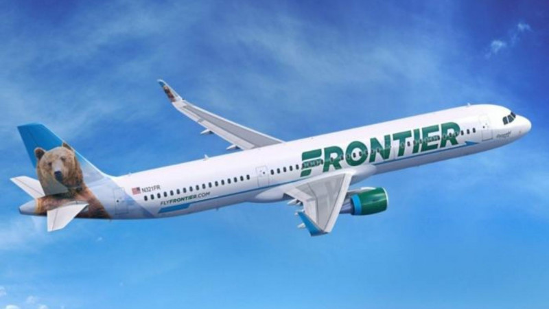 video awak kabin frontier isi botol dari tangki pesawat picu perhatian penumpang