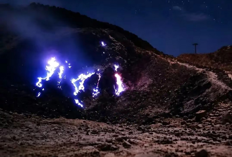 Kawah Baru Disertai Kobaran Api Muncul di Gunung Papandayan, Pendaki Dilarang Mendekat